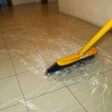 Pavimento interno allagato durante la rimozione dell'acqua con il tergipavimento