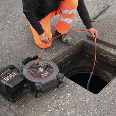 Tecnico Bardi cala la sonda per la videoispezione di una condotta fognaria a Firenze